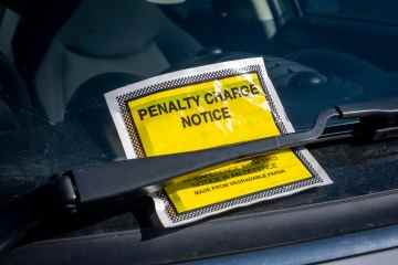 Warnung vor der Straßenverkehrsordnung, da die Fahrer aufgefordert werden, nicht in öffentlichen Bereichen zu parken oder mit einer Geldstrafe von 100 £ belegt zu werden