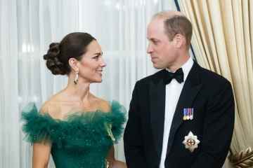 Kate funkelt in Queen's Jewels und einem auffälligen grünen Kleid bei einem Bankett mit schwarzer Krawatte