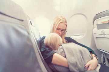 Warum Sie im Flugzeug NIEMALS Kissen oder Decken verwenden sollten – und immer früh fliegen sollten