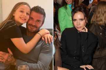 David Beckhams Tochter Harper sitzt auf seinem Schoß, während Victoria seinen Bizeps bewundert