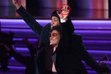 Die Zuschauer der Grammys 2022 waren schockiert, als Bruno sich mit dem Gewinn der Schallplatte des Jahres eine Zigarette anzündete