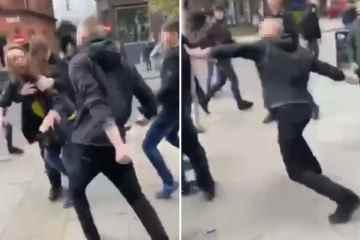 Schockierender Moment, in dem eine Frau geschlagen wird, als rivalisierende Fußballfans in einer Straßenschlägerei aufeinander treffen