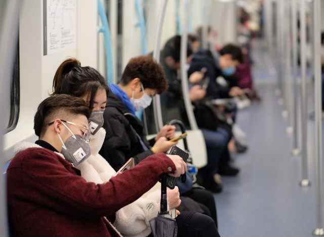 Menschen maskieren U-Bahn