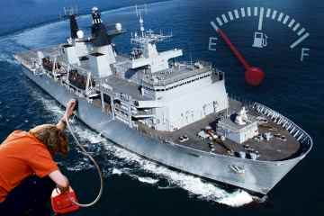 Dreiste Gauner schöpfen 250.000 Pfund Diesel aus einem Kriegsschiff der Royal Navy ab