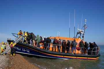 Neuer Rekord: 900 Migranten überqueren den Ärmelkanal in nur 24 Stunden in kleinen Booten