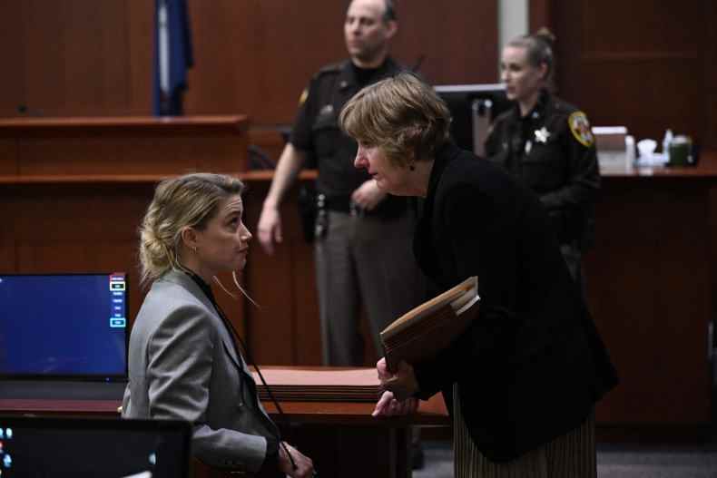 Amber Heard spricht mit Anwalt