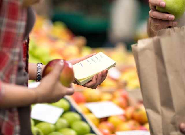Schreiben Sie eine Einkaufsliste für gesunde Lebensmittel