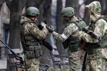 Verzweifelte ukrainische Truppen in letzter Not greifen an, um zu verhindern, dass Mariupol an Russland fällt