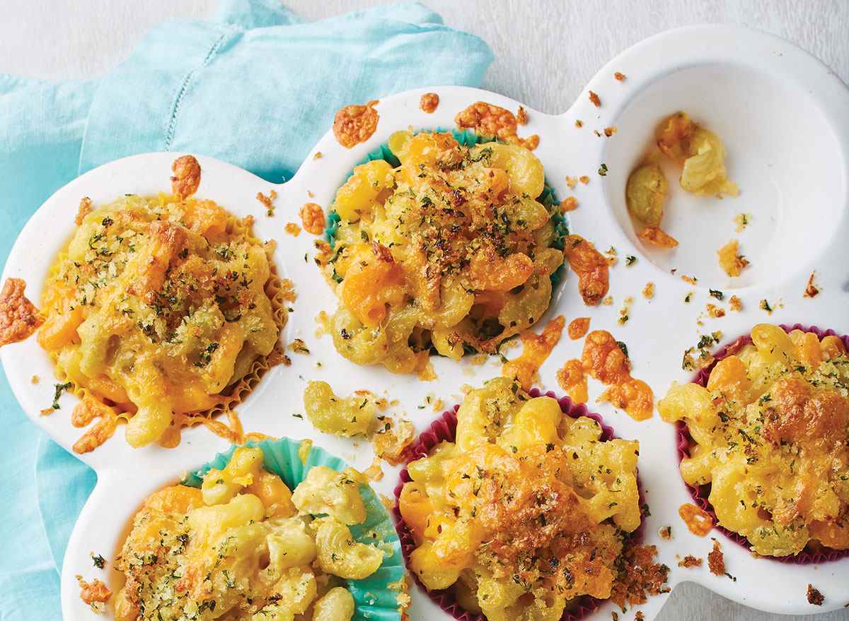 Mac-and-Cheese-Cups mit knuspriger Krume