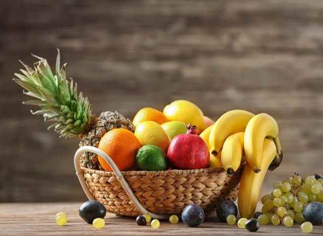 Korb mit verschiedenen Früchten