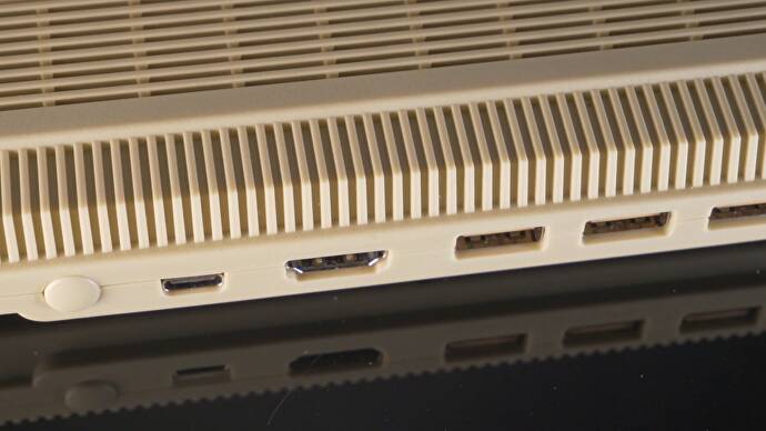 Der hier gezeigte A500 Mini ist eine winzige Version des ursprünglichen Commodore Amiga 500.