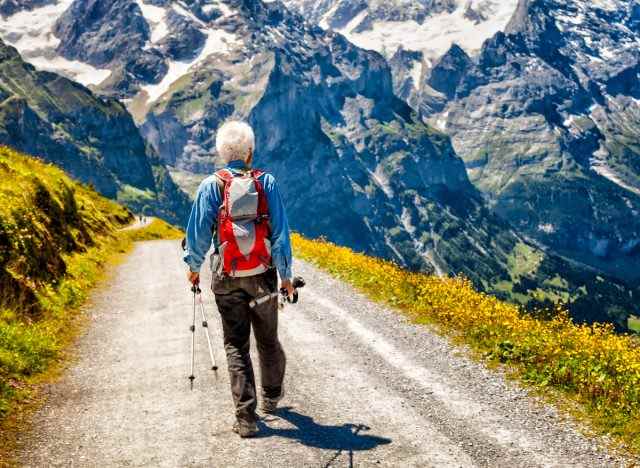 aktiver Senior, der durch die Berge wandert
