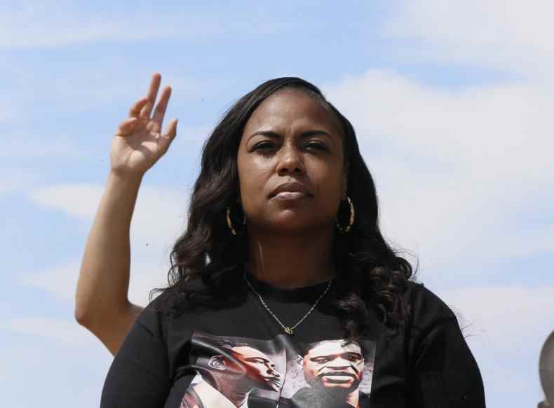 Lora King nimmt an Protesten gegen Black Lives Matter teil
