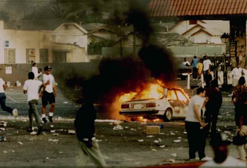Während der Unruhen von 1992 brennt ein Auto 