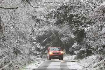 Schnee löst Reisechaos aus, nachdem Winde mit 110 km/h Großbritannien bei Frost von -5 ° C heimgesucht haben