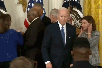 Der verwirrte Biden, 79, sieht VERLOREN aus, während seine Mitarbeiter im Weißen Haus über Obama kriechen