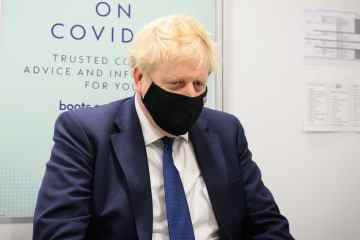 Masken und soziale Distanzierung sollten zum Schutz des NHS zurückkehren, sagt der Gesundheitschef