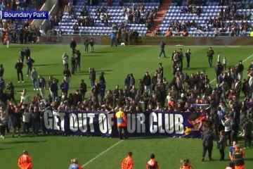 Oldham-Spiel VERLASSEN, nachdem wütende Fans aus Protest in das Spielfeld eingedrungen sind