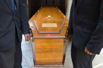 Trauernde MIETEN wegen der Lebenshaltungskostenkrise Särge für Beerdigungen