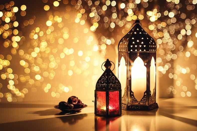 Arabische Zierlaternen mit brennenden Kerzen.  Glänzend 