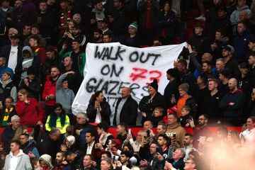 Man Utd protestiert gegen einen feuchten Squib, da die meisten Fans trotz Ausstiegsplänen an Ort und Stelle bleiben
