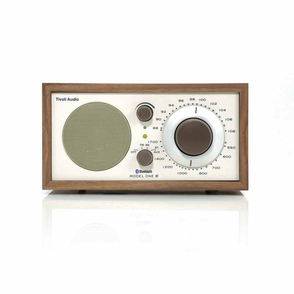 Braun-weißer Tivoli Audio Model One Radio & Bluetooth®-Lautsprecher auf weißem Hintergrund