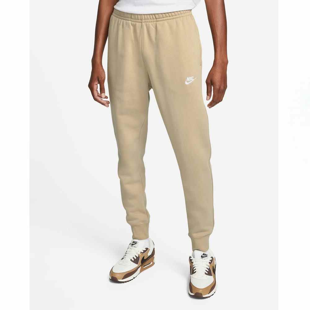 Hellbraune Nike Sportswear Club Fleece-Jogginghose am Modell auf weißem Hintergrund