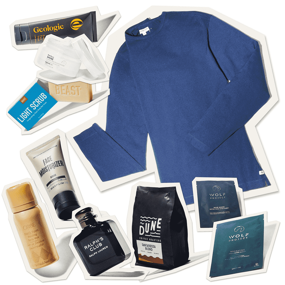 GQ Best Stuff Abonnementbox mit einem blauen Langarmhemd, Kaffeebohnen, Seife und anderen verschiedenen Gegenständen auf weißem Hintergrund