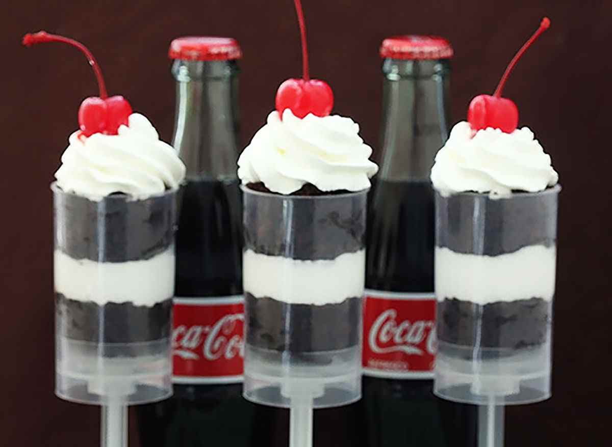 individuelle Cola Float Push Up Pops mit Kirschen und Schlagsahne