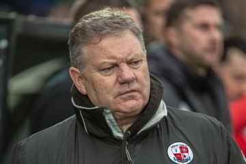 Crawley entlässt Manager Yems unter dem Vorwurf, er habe mehrere Spieler rassistisch missbraucht