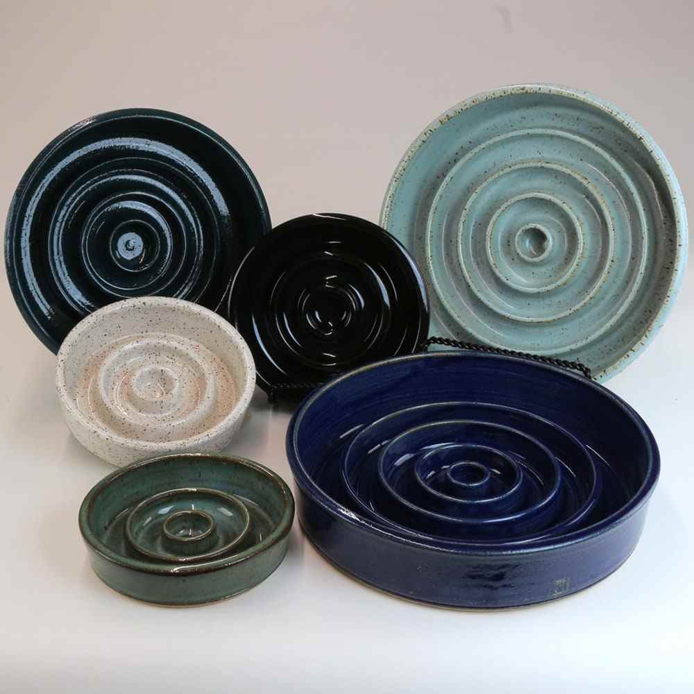 Schwarz, weiß, blau und grün Susan O Hanlon Pottery langsame Feeder aus Keramik in verschiedenen Größen auf weißem Hintergrund