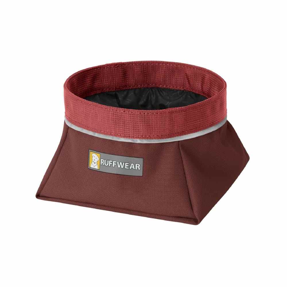 Zusammenklappbarer Hundenapf aus rotem Ruffwear Quencher-Stoff mit grauem Etikett mittig auf der Vorderseite