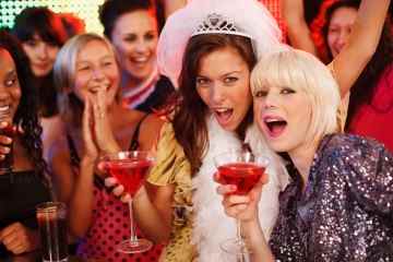 Junggesellen-/Junggesellinnenabschiede kosten Gäste jeweils £242, da Partygänger üppige Auslandsreisen genießen