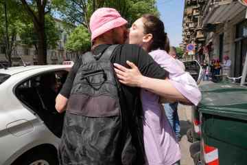Eurovision-Gewinner küsst Freundin, als er sich auf den Weg zur ukrainischen Armee macht