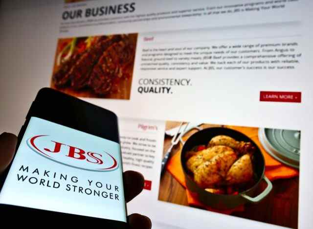 jbs-website und -logo auf dem telefon