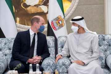 Prinz William trägt eine Gesichtsmaske, als er im Auftrag der Königin die Vereinigten Arabischen Emirate besucht
