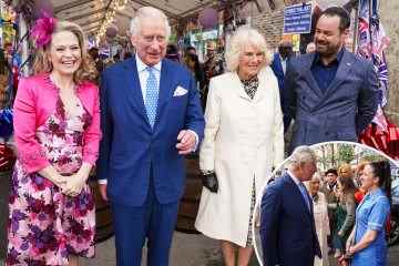 Charles & Camilla landen in EastEnders für Queen's Jubilee in Hauptrollen