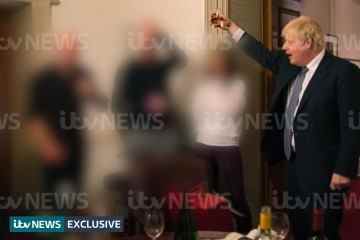 Boris Johnson stellte sich auf neuen Nr. 10-Partybildern vor, wie er trinkt und anstößt