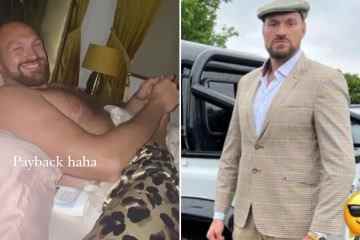 Fury trägt Anzug und Stiefel, während er seinen Ruhestand genießt und neben einem Luxusauto posiert