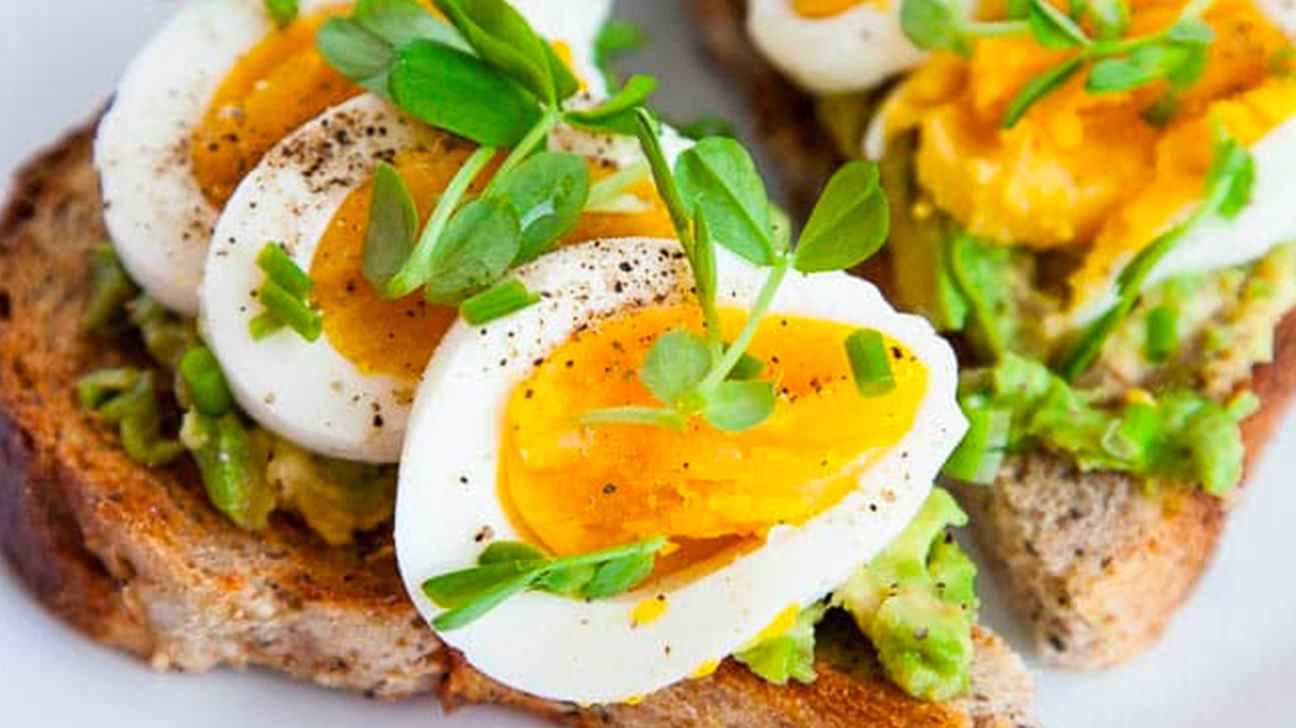 Hard-boiled egg and avo toast 