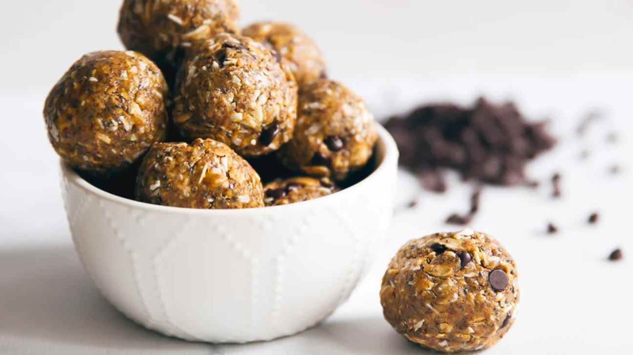 5-Minute protein peanut butter energy balls 