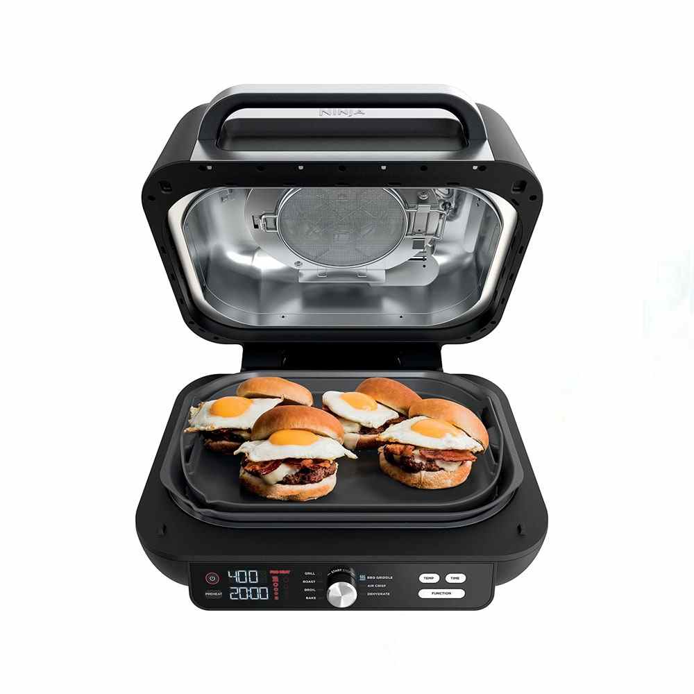Vier Burger auf schwarz-silbernem Ninja Foodi XL Pro 7-in-1 Indoor-Grill und Griddleplatte