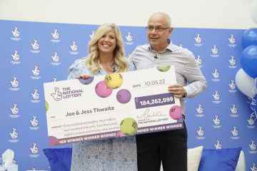 Lottogewinner im Wert von 184 Millionen Pfund wurden bekannt gegeben und der Ehemann weckte seine Ehefrau nicht einmal, um es ihr zu sagen