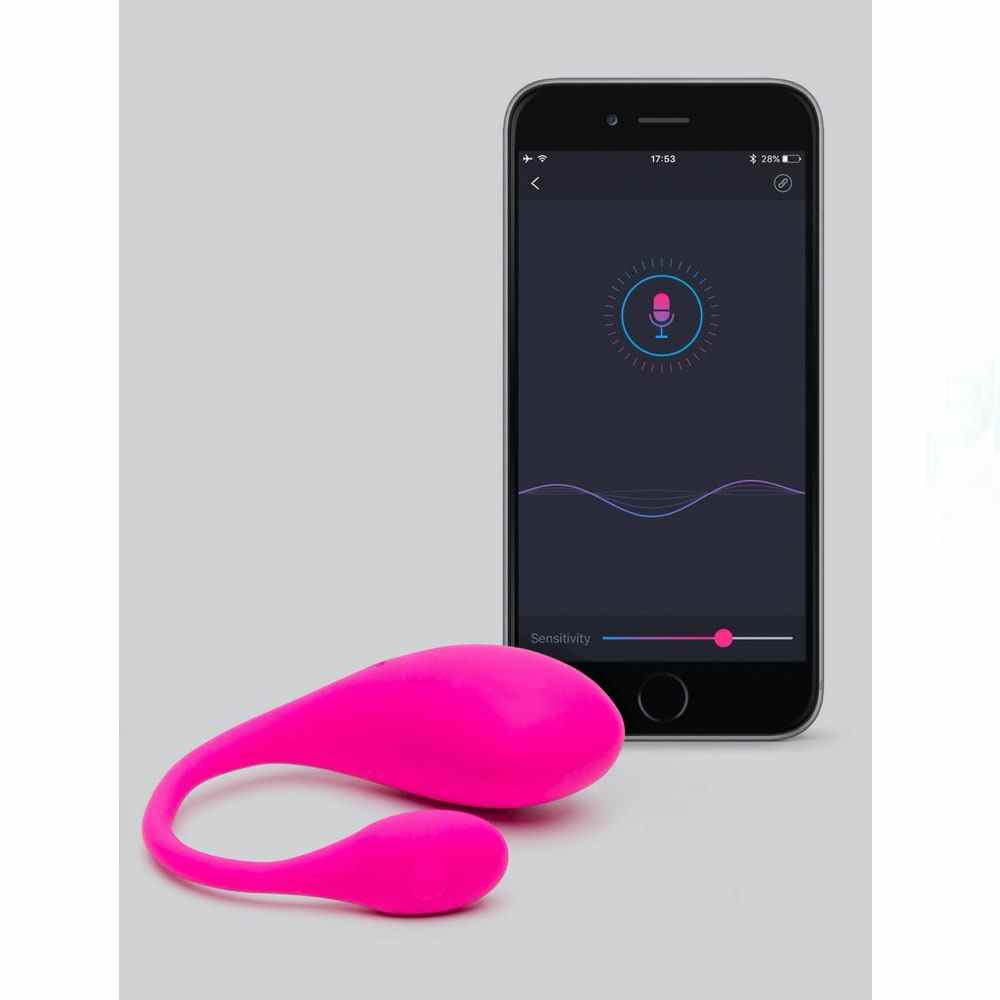 Rosa Lovense Lush 2 App-gesteuerter wiederaufladbarer Love Egg Vibrator und Smartphone auf grauem Hintergrund