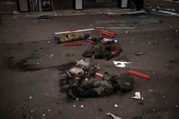 Leichen russischer Soldaten in Z aufgebahrt, während die Ukraine Truppen aus Charkiw vertreibt