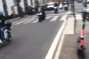 Übermütiger Roma-Fan stürzt Sekunden nach Moped ab, nachdem er eine Gruppe von Leicester-Anhängern verspottet hat