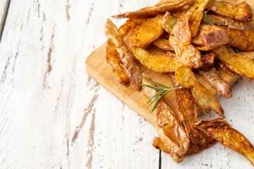 Bereiten Sie einen köstlichen Snack mit dem Kartoffelschalen-Chips-Rezept von Batch Lady zu