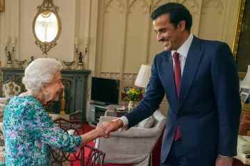 Die strahlende Königin steht ohne fremde Hilfe da, als sie den Emir von Katar vor dem Jubiläum begrüßt