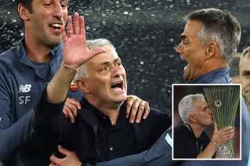 Mourinho bricht bei wilden Roma-Feiern in Tränen aus und stürmt über das Spielfeld 