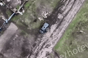 Momentan fliegt eine Bombe einer Drohne aus der Ukraine durch das SCHIEBEDACH eines russischen Fahrzeugs